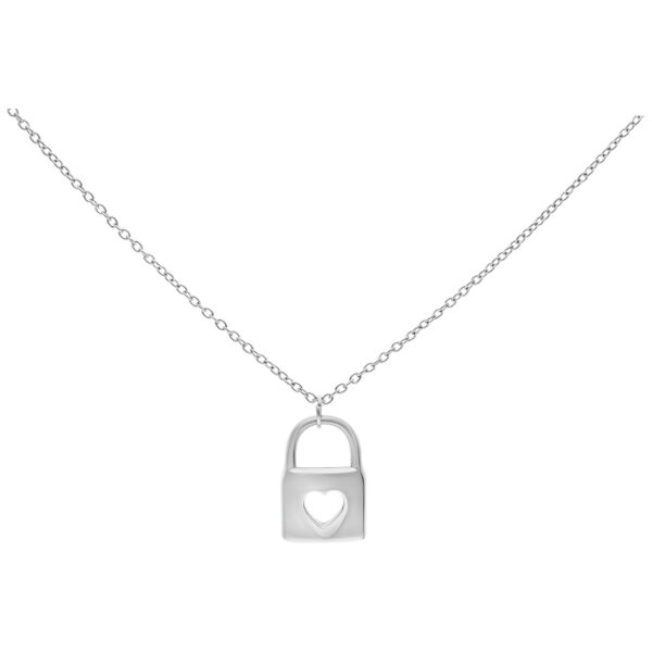 Cadena plateada con colgante de candado en forma de corazón sobre fondo blanco