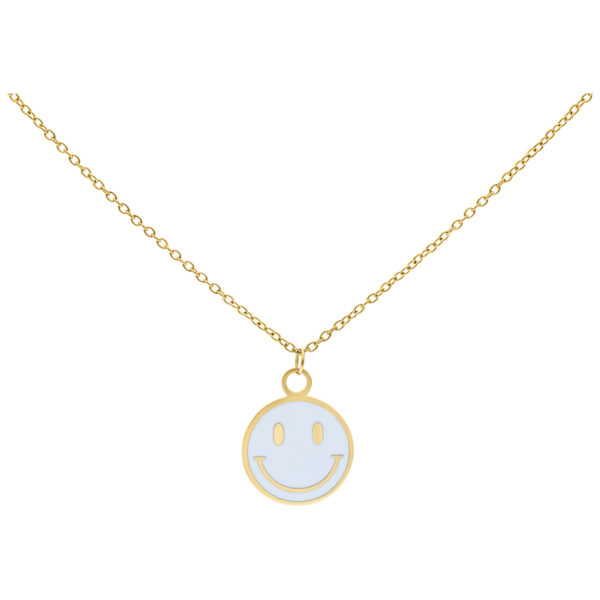 Cadena dorada con colgante de smiley blanco sobre fondo blanco
