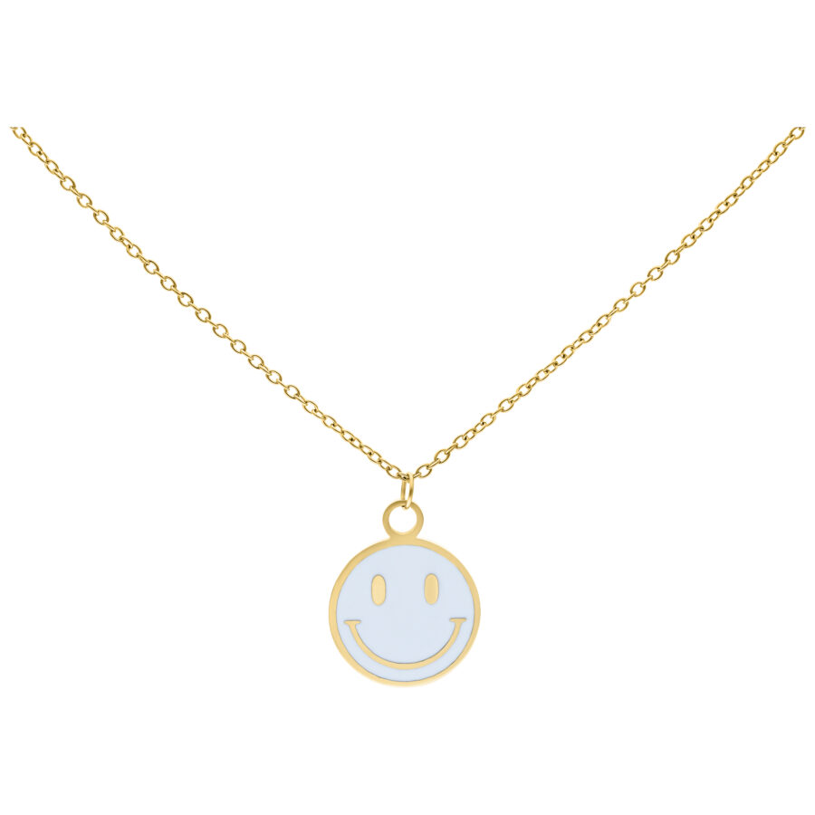 Cadena dorada con colgante de smiley blanco sobre fondo blanco