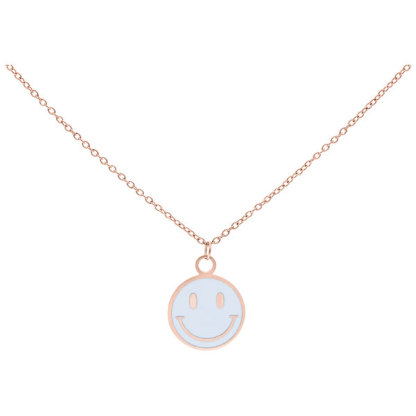 Collar de oro rosa con colgante de carita sonriente sobre fondo blanco
