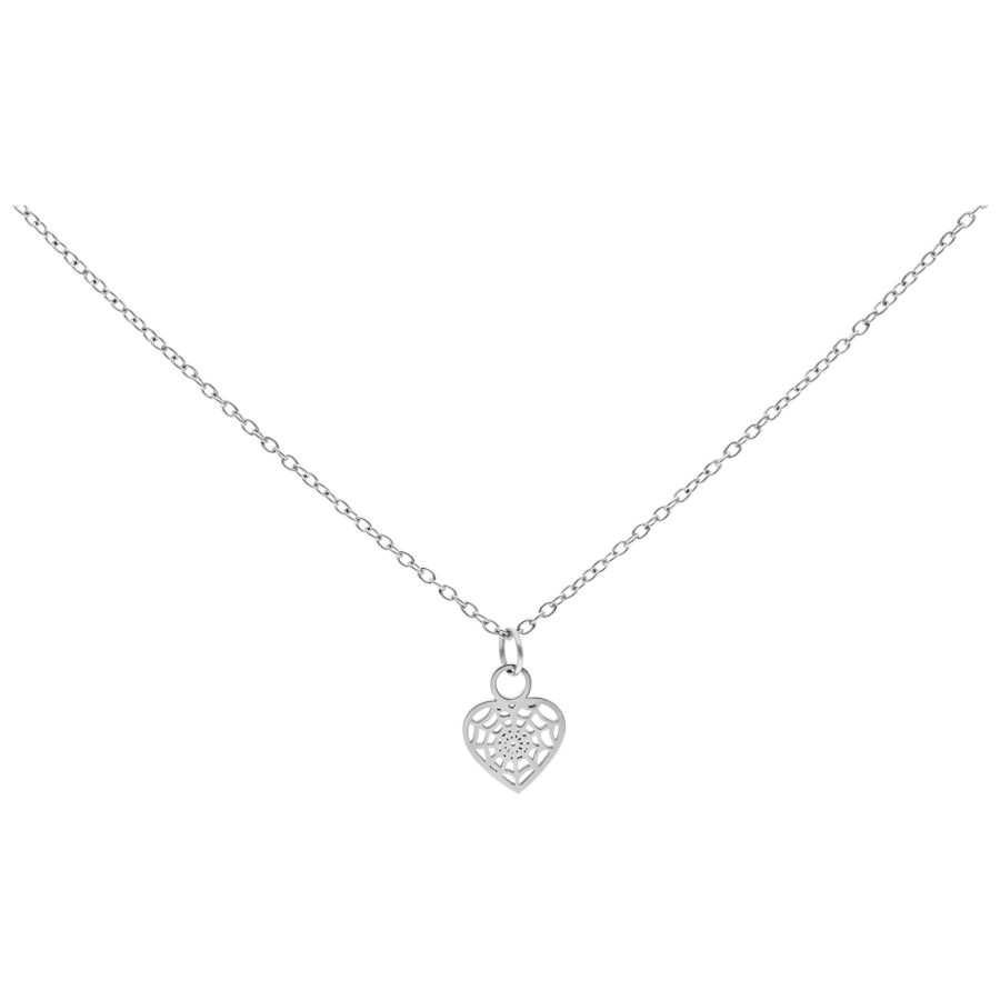 Collar plateado con colgante de corazón sobre fondo blanco