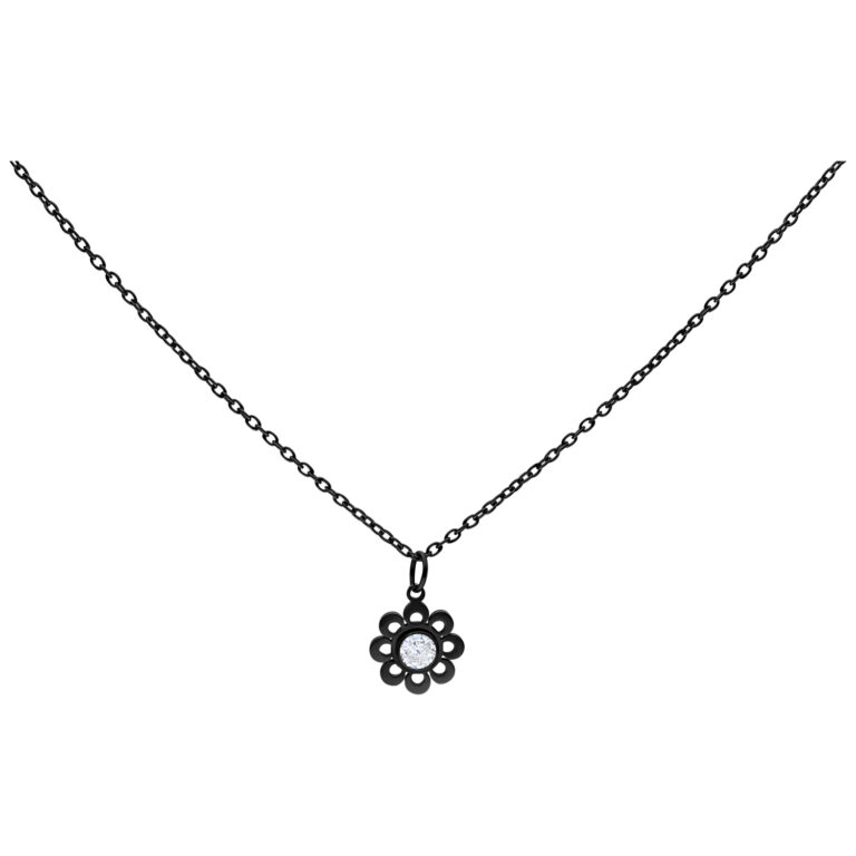 Collar negro de acero quirúrgico con colgante de flor y cristal claro sobre fondo blanco
