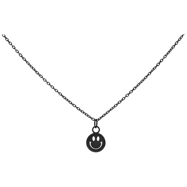 Cadena de metal negro con colgante de sonrisa sobre fondo blanco