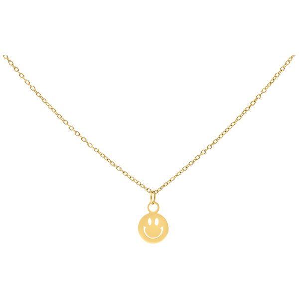 Cadena dorada con colgante de carita sonriente sobre fondo blanco