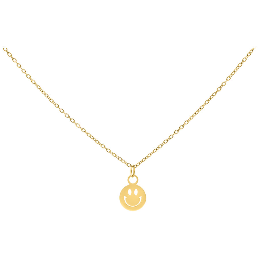 Cadena dorada con colgante de carita sonriente sobre fondo blanco