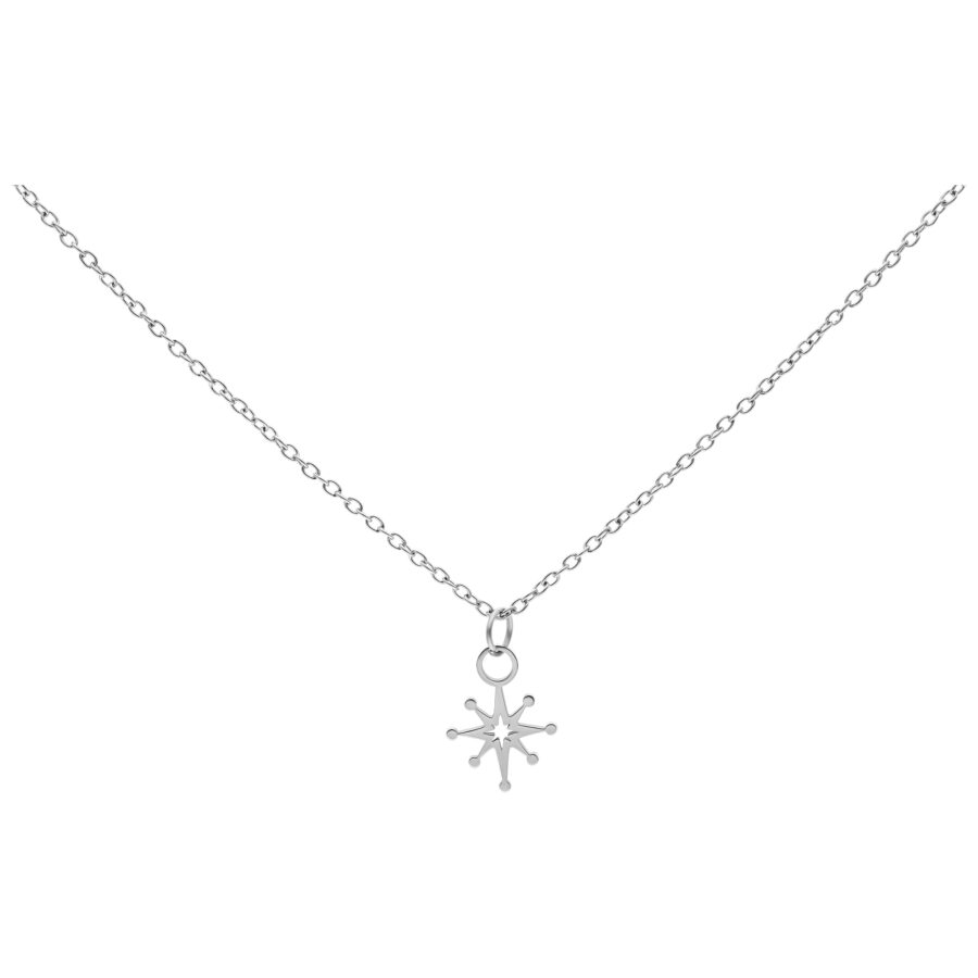 Collar plateado con colgante de estrella polar sobre fondo blanco