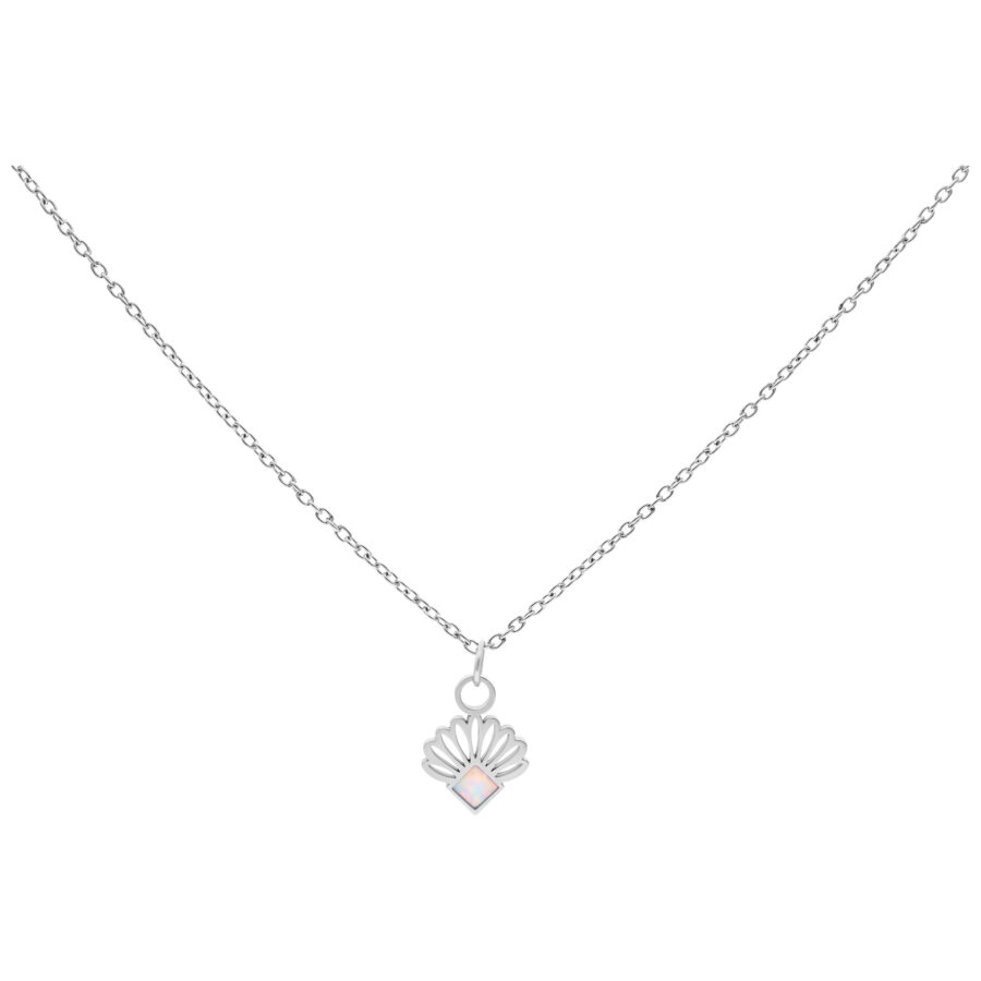 Cadena de plata con colgante de ópalo en forma de abanico sobre fondo blanco