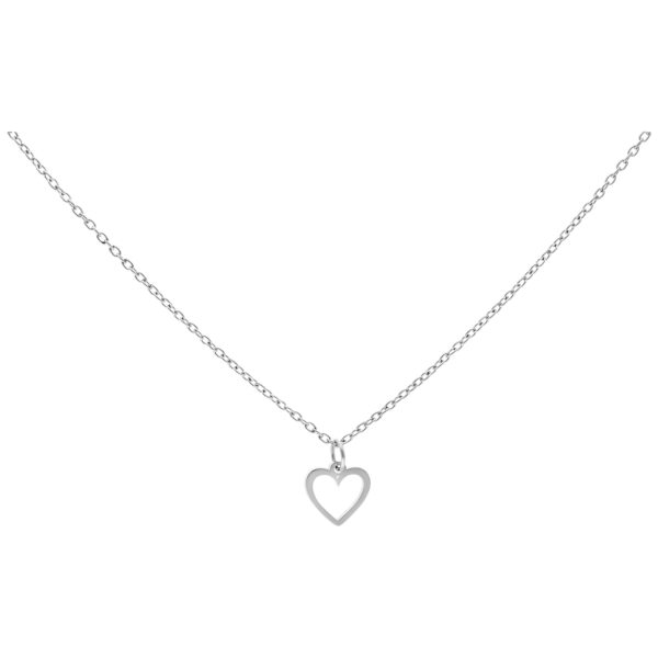 Collar plateado con colgante de corazón pequeño sobre fondo blanco