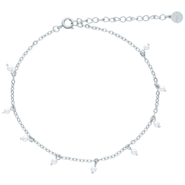 Pulsera de tobillo plateada con perlas blancas sobre fondo blanco