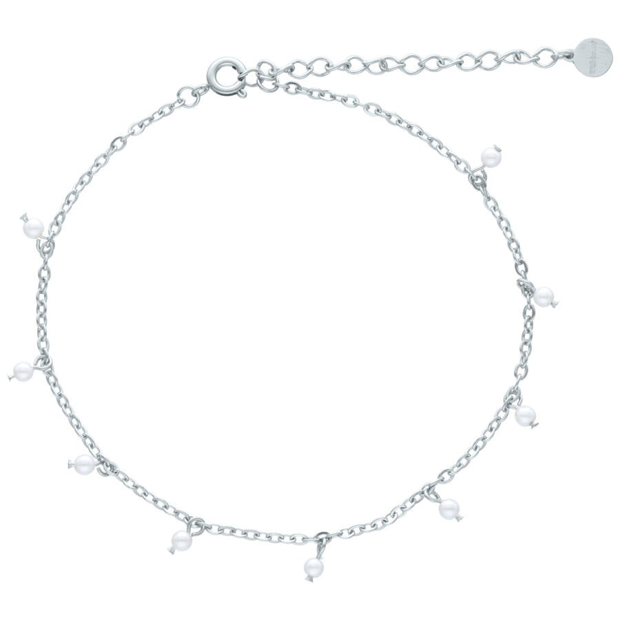 Pulsera de tobillo plateada con perlas blancas sobre fondo blanco