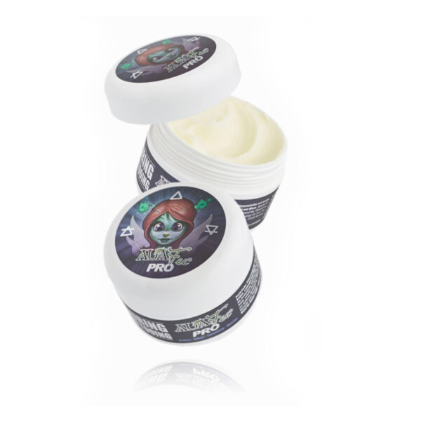 Tarro blanco de Auafee Pro Tattoo Butter con tapa abierta y cerrada sobre fondo blanco