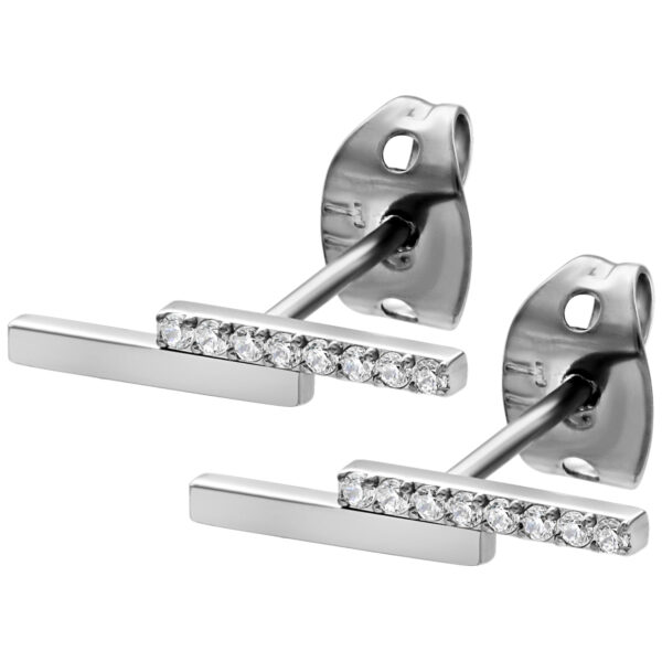Pendientes de plata con barra de cristal horizontal sobre fondo blanco