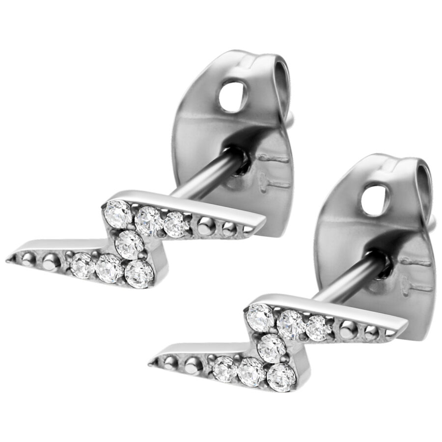 Pendientes de rayo plateados de acero inoxidable con cristales claros sobre fondo blanco