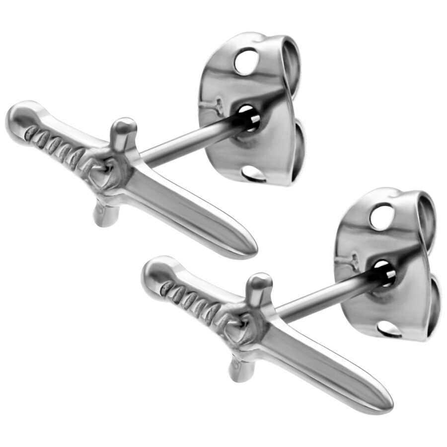 Dos pendientes de espada plateados de metal sobre fondo blanco