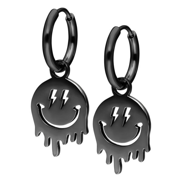Dos aros de metal negro con colgantes de Smiley sobre fondo blanco