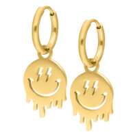 Dos pendientes dorados con colgante de Smiley sobre fondo blanco