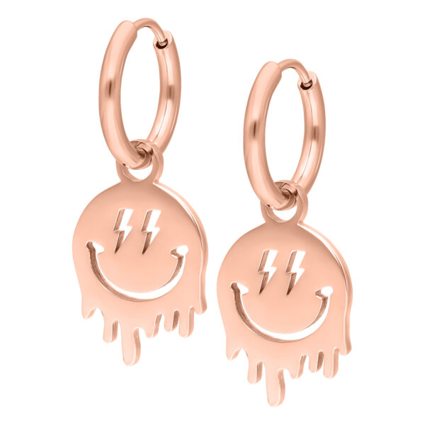 Dos aros en oro rosado con colgantes de Smiley sobre fondo blanco