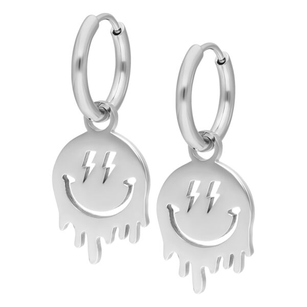 Aros plateados con colgante de Smiley sonriente sobre fondo blanco