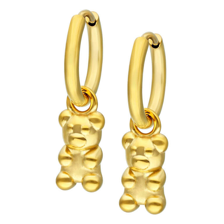 Dos pendientes dorados brillantes con diseño de osito de goma sobre fondo blanco