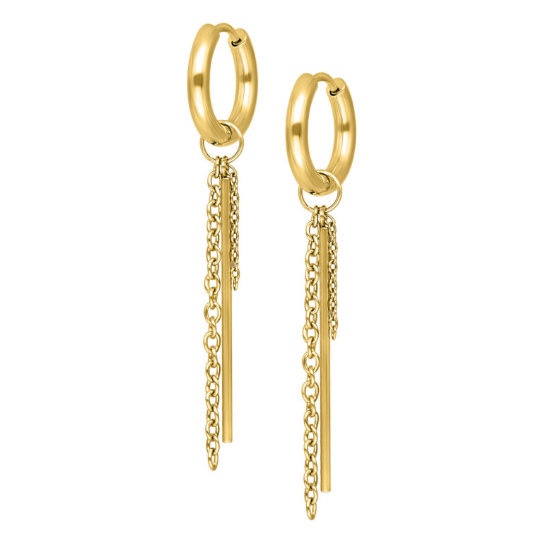 Aros dorados con colgante de cadena sobre fondo blanco
