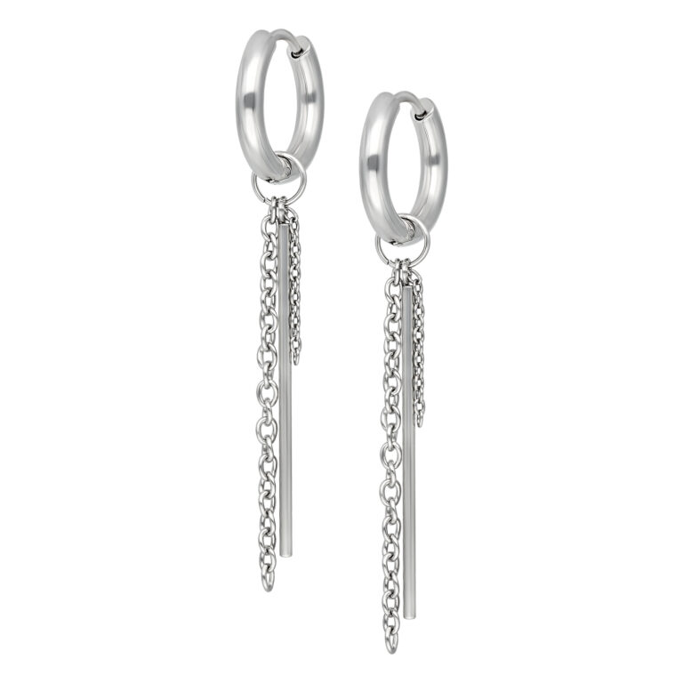 Aros plateados con colgante de cadena sobre fondo blanco
