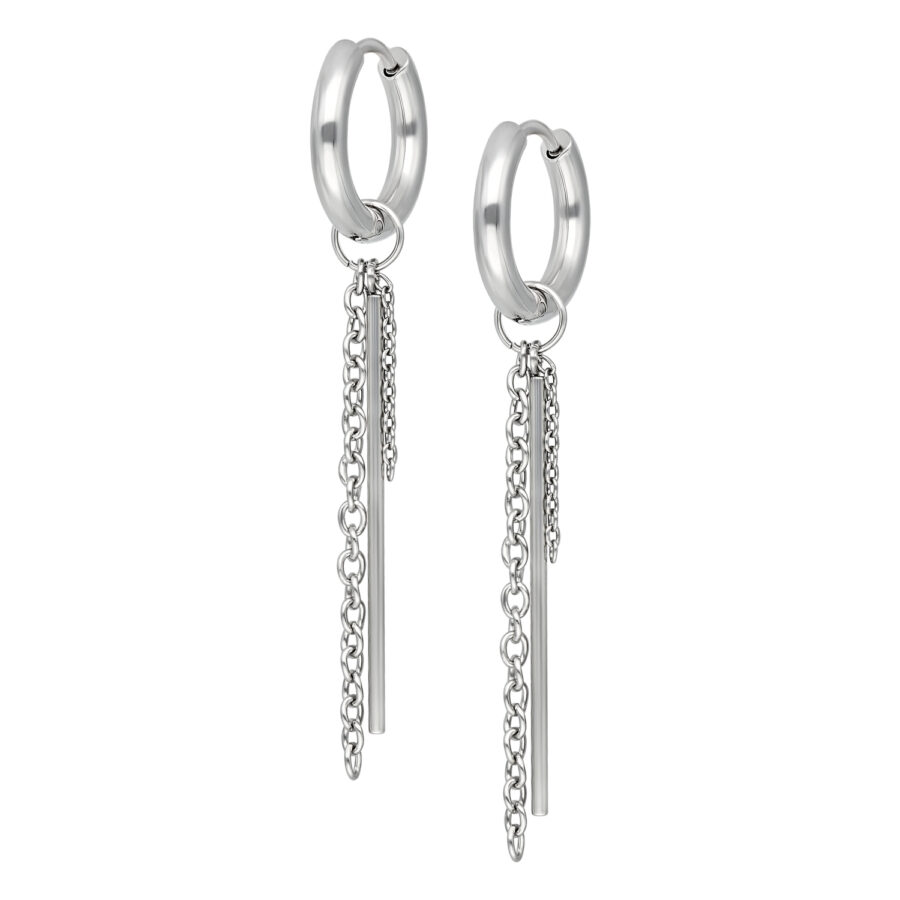 Aros plateados con colgante de cadena sobre fondo blanco