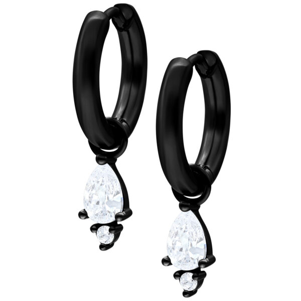 Pendientes negros con colgantes de gotas cristalinas sobre fondo blanco