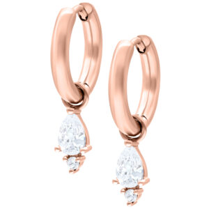 Roségoldene Ohrringe mit klaren Kristallen auf weißem Hintergrund