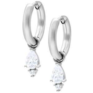 Pendientes plateados con colgante de gota cristalina sobre fondo blanco