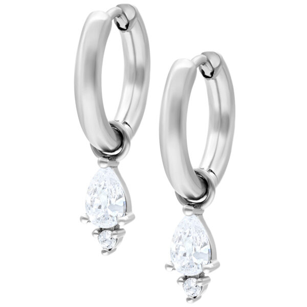 Pendientes plateados con colgante de gota cristalina sobre fondo blanco