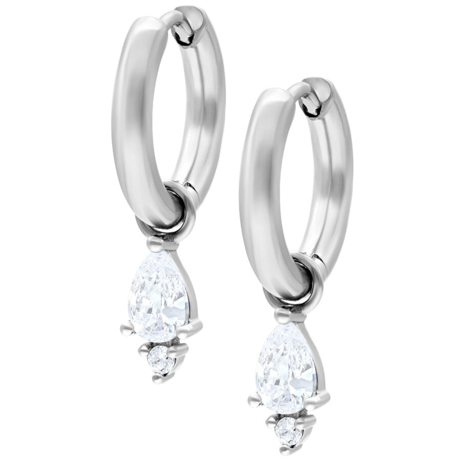 Pendientes plateados con colgante de gota cristalina sobre fondo blanco