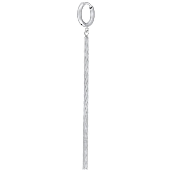 Aro plateado con colgante de cadena de serpiente larga y brillante sobre fondo blanco