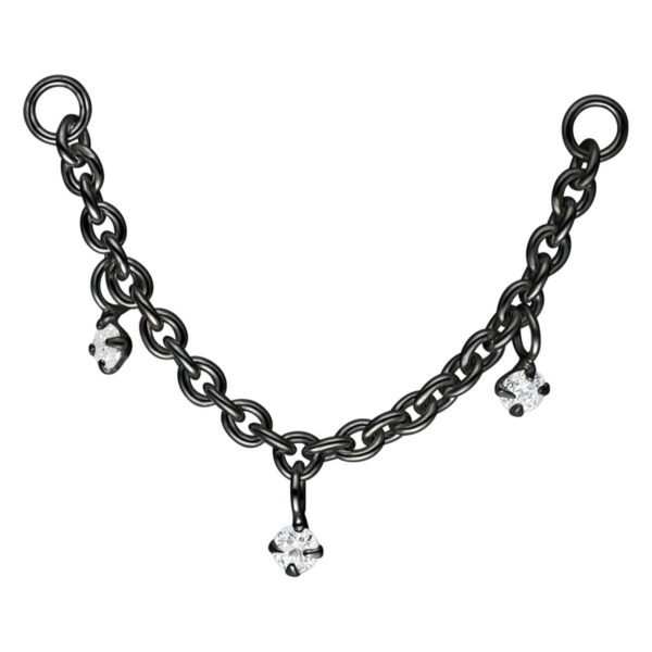 Cadena de metal negro con tres colgantes cristalinos sobre fondo blanco