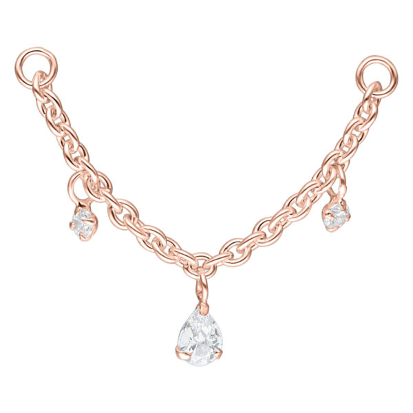 Cadena de oro rosa con gotas de cristal colgantes sobre fondo blanco