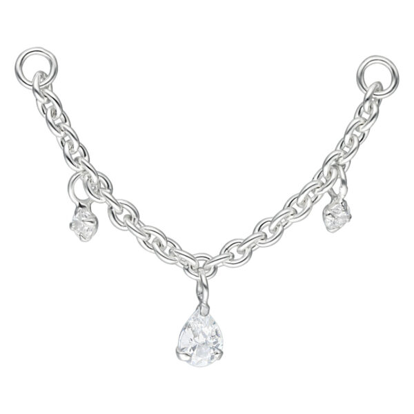 Cadena de piercing plateada con tres gotas de cristal claro sobre fondo blanco