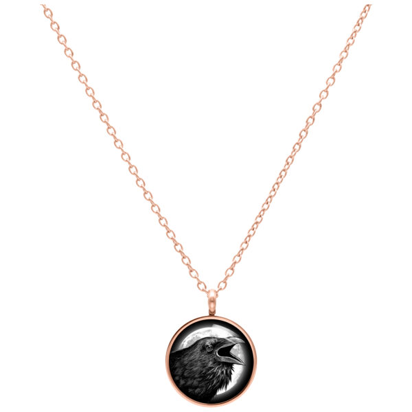 Collar en oro rosa con colgante de un cuervo sobre fondo blanco