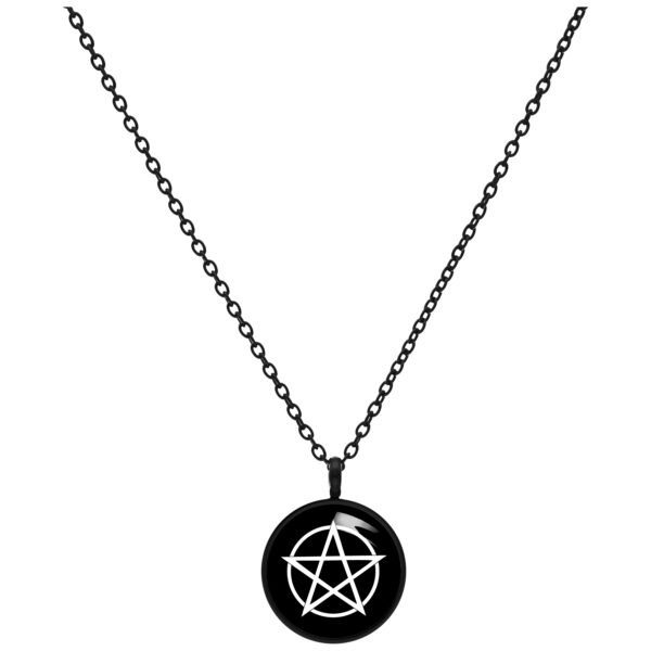 Cadena negra con colgante de pentagrama sobre fondo blanco