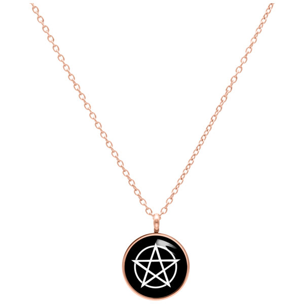 Collar de Pentagrama de acero quirúrgico en oro rosa sobre fondo blanco