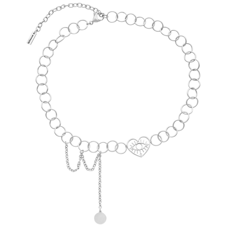 Choker plateado con colgante de corazón con ojo sobre fondo blanco