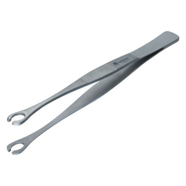 Pinza plateada de acero inoxidable sin cierre sobre fondo blanco