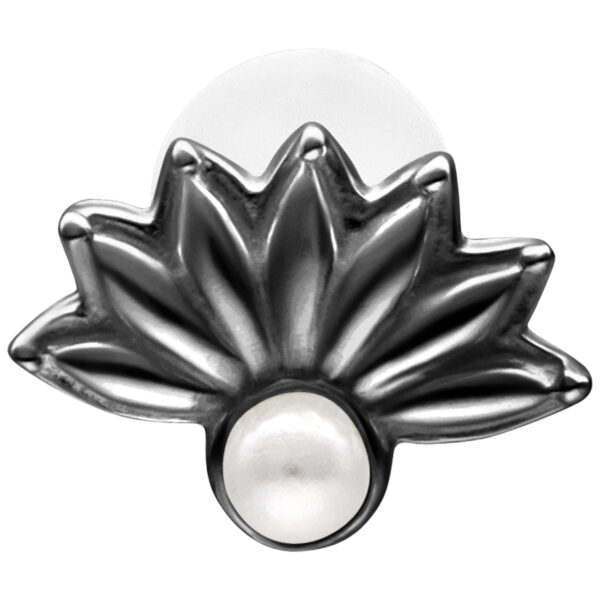 Labret negro con diseño de perla sobre fondo blanco