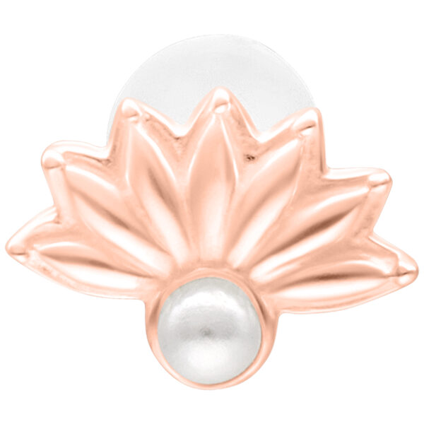 Labret de roségold con perla sobre fondo blanco