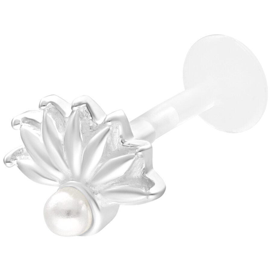 Labret plateado con diseño de ojo de pavo real y perlas sobre fondo blanco