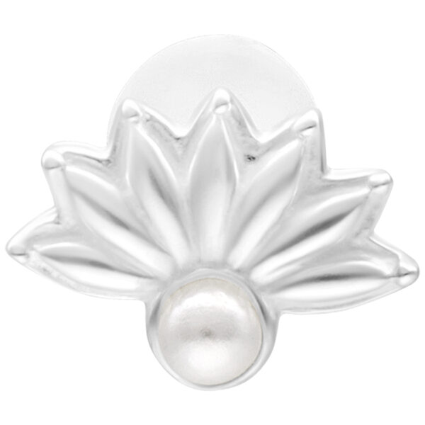 Labret plateado con diseño de pavo real y perla sobre fondo blanco