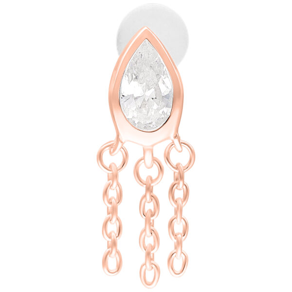 Piercing labret de oro rosa con diseño de gota y colgantes de cadena sobre fondo blanco