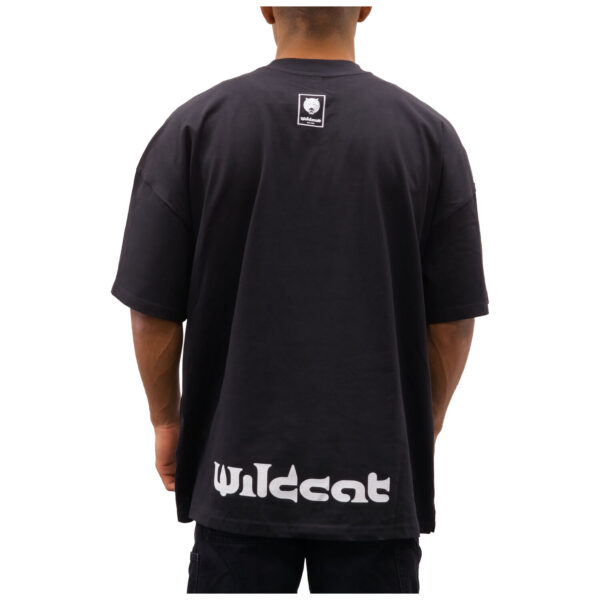 Vista trasera de una camiseta negra oversized de cuello mock con logo de Wildcat
