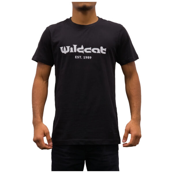 Camiseta unisex negra de Wildcat con estampado de logo sobre fondo blanco
