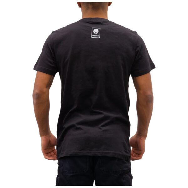 Vista trasera de una camiseta negra Wildcat con estampado de logo sobre fondo blanco