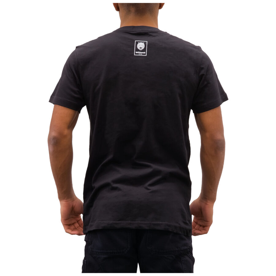 Vista trasera de una camiseta negra Wildcat con estampado de logo sobre fondo blanco