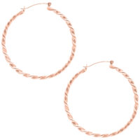 Roségoldene Curbchain Hoops Ohrringe Zwei glänzende Roségold Curbchain Ohrringe auf weißem Hintergrund